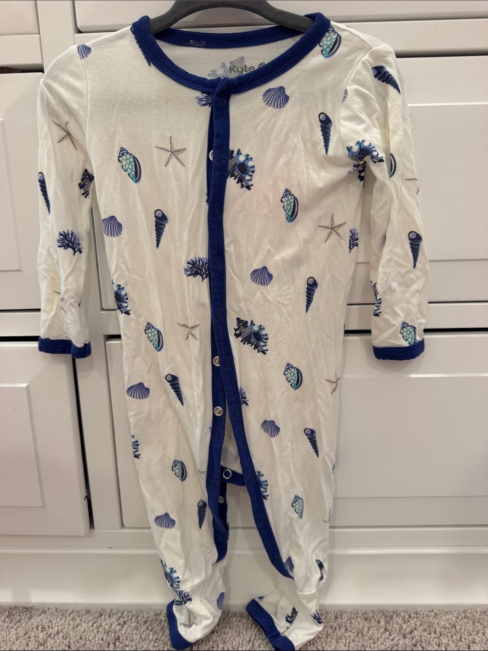 Kyte BABY White and Navy Seashell Footed Pajama Set